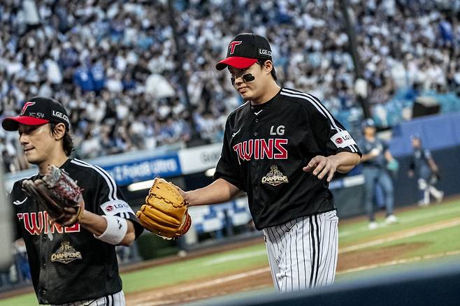 LG 임찬규가 13일 대구 삼성전서 이닝을 마친 뒤 활짝 웃으며 덕아웃을 향하고 있다. 사진제공｜LG 트윈스