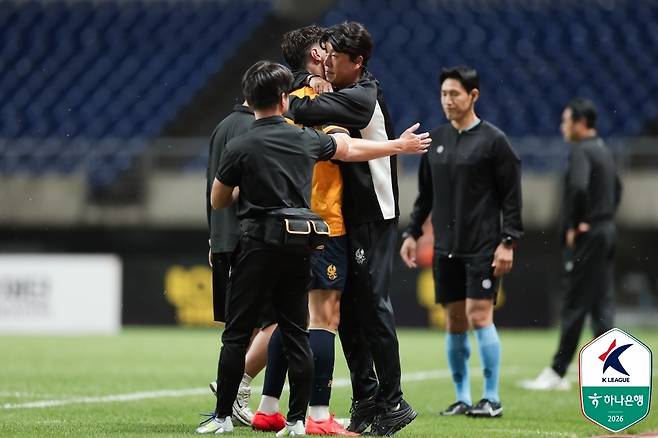 이정규 광주FC 감독(오른쪽), 아이데일. 프로축구연맹 제공