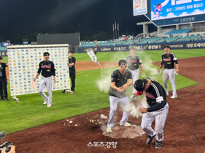 물세례를 맞다 반격하는 LG 임찬규. 대구 |  김하진 기자