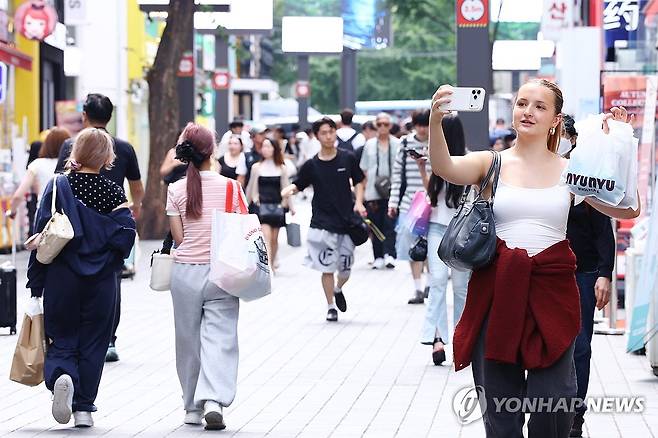 7월 서울 관광객 161만 역대 최다…카드소비 4개월 연속 1조원대 (서울=연합뉴스) 진연수 기자 =  서울 명동거리를 찾은 외국인 관광객들 모습. 2026.8.27 jin90@yna.co.kr