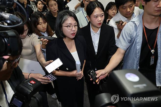 용혜인 성평등가족부 장관 후보 자진사퇴 (서울=연합뉴스) 이동해 기자 = 용혜인 성평등가족부 장관 후보자가 13일 국회 소통관에서 후보직 자진 사퇴 기자회견을 마친 뒤 이동하고 있다. 2026.9.13 eastsea@yna.co.kr