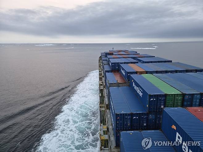 북극해 운항 중인 팬스타 아크로호 (부산=연합뉴스) 북극항로 시범운항 컨테이너선인 팬스타 아크로호가 지난달 31일 북극해에 진입해 운항하고 있다. 선박 앞에는 유빙이 보인다. 2026.9.2 [해양수산부 제공. 재판매 및 DB 금지] handbrother@yna.co.kr