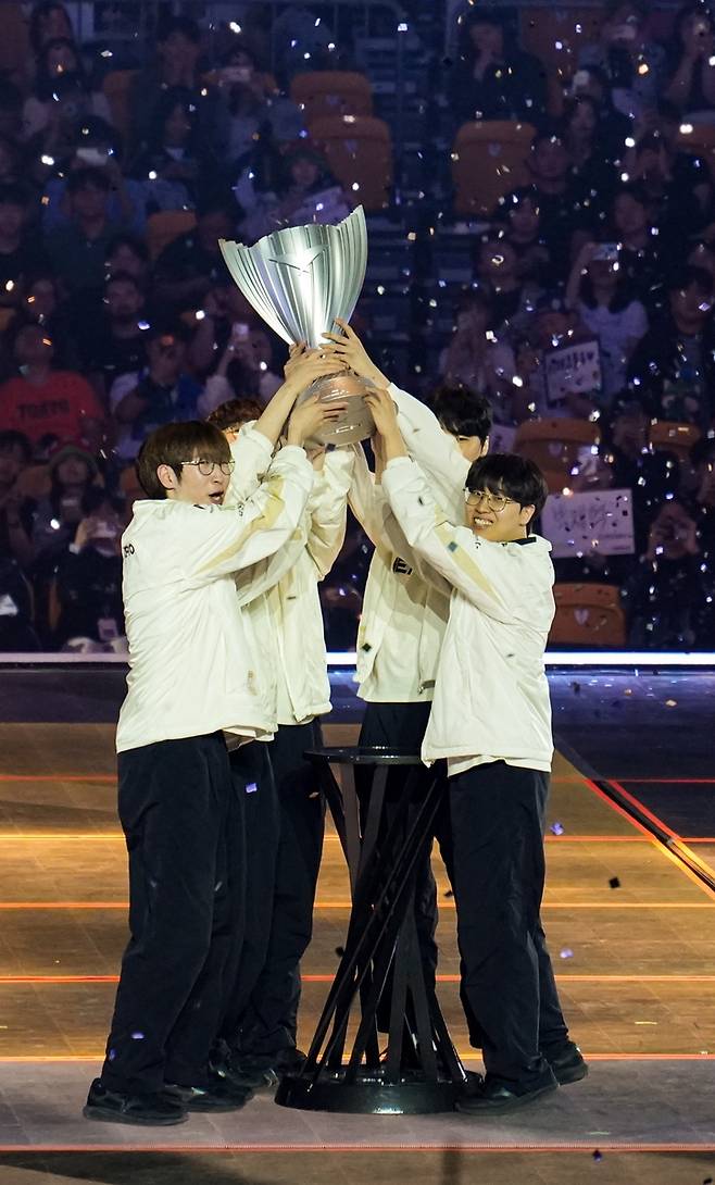 트로피 들어올리는 '2연속 우승' 젠지     (서울=연합뉴스) 김주환 기자 = 젠지 선수단이 2026 LCK 결승전에서 한화생명e스포츠를 세트 스코어 3:1로 꺾고 우승을 확정한 직후 트로피를 들어올리며 환호하고 있다. 2026.9.13 jujuk@yna.co.kr