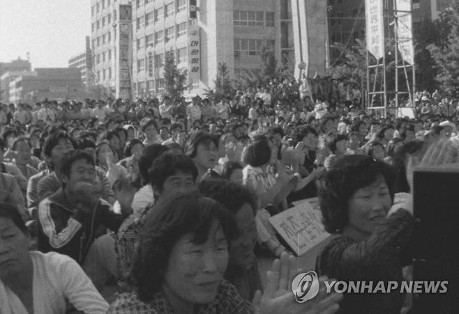 도청으로 모여든 시민들 [5·18민주화운동기록관 제공=연합뉴스]