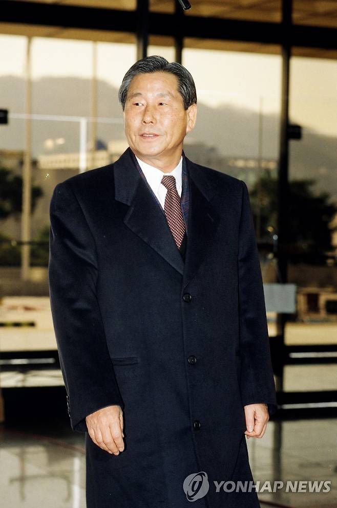 검찰 출두하는 정호용 5.18 광주민주항쟁 당시 특전사령관이었던 정호용 전 국방장관이 검찰의 조사를 받기 위해 1996년 1월 검찰에 출두하는 모습. (서울=연합뉴스 자료사)