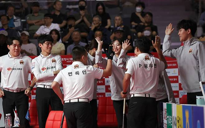 ▲ '웰컴저축은행 PBA 팀리그 포항시 투어 2026-2027' 3일차인 지난 12일 NH농협카드와의 경기에서 승리한 뒤 세리머니를 펼치고 있다. PBA제공