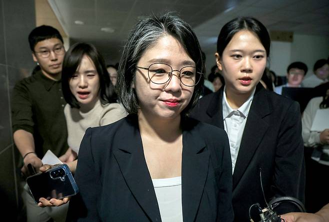 13일 국회 소통관에서 성평등가족부 장관 후보자 사퇴 기자회견을 마친 용혜인 의원(가운데)이 취재진을 뒤로한 채 굳은 표정으로 회견장을 빠져나가고 있다. 용 의원은 기자회견 후 후보자 사퇴 결단 시기 등을 묻는 취재진에게 “기자회견으로 갈음하겠다”며 답하지 않았다. 뉴시스