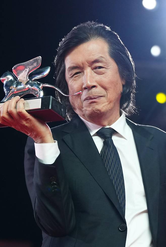 12일(현지 시간) 개최된 제83회 베니스 국제영화제 폐막식에서 이창동 감독이 영화 ‘가능한 사랑’으로 은사자상(심사위원대상)을 받은 뒤 트로피를 들고 있다. 이 감독은 “이 영화에 생명력을 준 전도연, 설경구, 조인성, 조여정 네 분에게 감사드린다. 이 상은 여러분의 것”이라며 주연 배우들에게 공을 돌렸다. 베네치아=AP 뉴시스