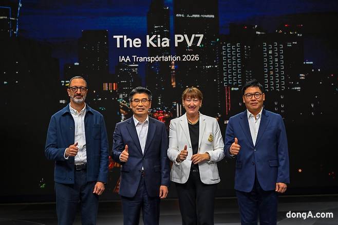 IAA 트랜스포테이션 2026 언론 공개 행사에서(왼쪽부터) 카림 하비브  기아글로벌디자인담당 부사장, 송호성 기아 사장, 힐데가르트 뮐러 독일자동차산업협회 회장, 장수항 기아 유럽권역본부장이 기념사진을 촬영하고 있다. 기아 제공