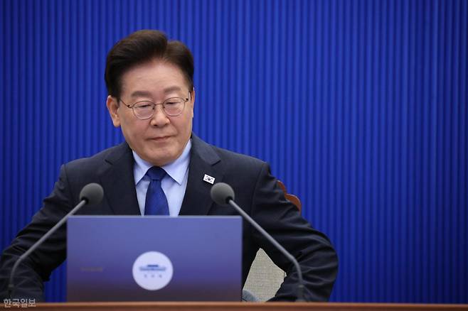 이재명 대통령이 11일 청와대에서 수석 보좌관 회의 주재를 위해 착석하고 있다. 왕태석 선임기자