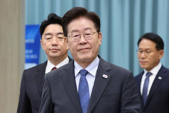이재명 대통령이 지난 11일 청와대 수석보좌관회의에 입장하고 있다.  [사진=연합뉴스]