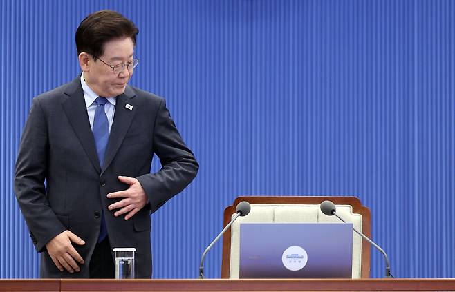 이재명 대통령이 지난 11일 청와대에서 열린 수석보좌관회의에서 국민의례 후 착석하고 있다. 연합뉴스