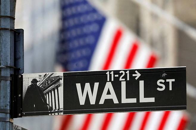뉴욕증권거래소(NYSE) 앞 월스트리트 거리 표지판. REUTERS=연합뉴스