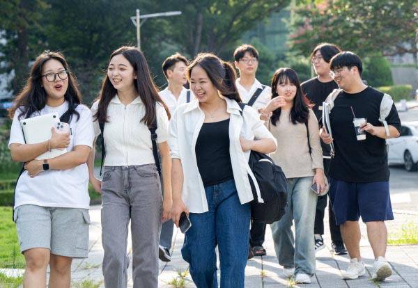 부산 금정구 장전동 부산대학교 교정에서 학생들이 대화를 나누며 걸어가고 있다(사진은 특정 기사 내용과 무관). 국제신문 DB