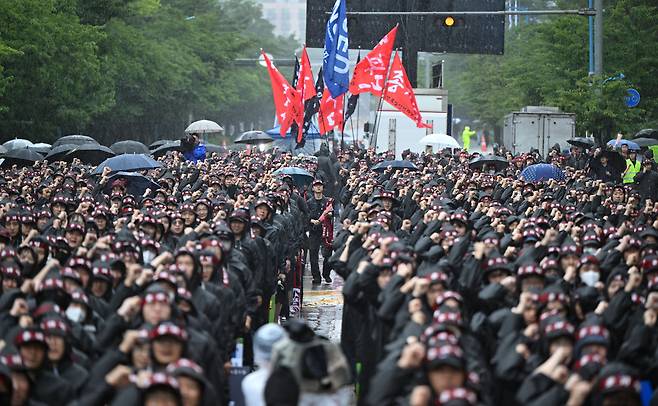 전국삼성전자노동조합이 지난 7월 8일 경기도 화성 삼성전자 화성사업장 앞에서 총파업 결의대회를 열고 구호를 외치고 있다. 윤웅 기자