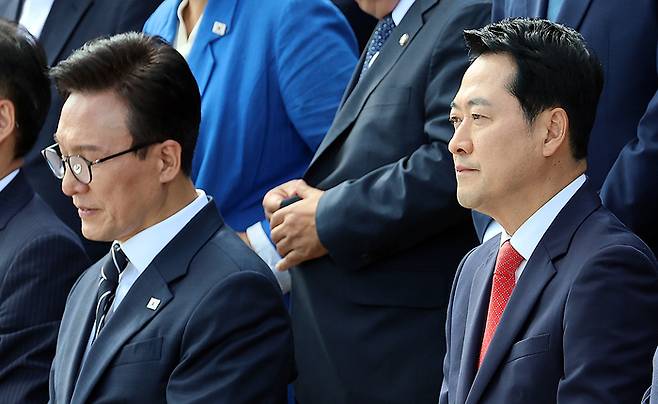 김민석 더불어민주당 대표와 장동혁 국민의힘 대표가 지난 3일 국회 본청 앞에서 22대 국회 후반기 정기국회 개원 기념사진 촬영 순서를 기다리고 있다. [연합뉴스]