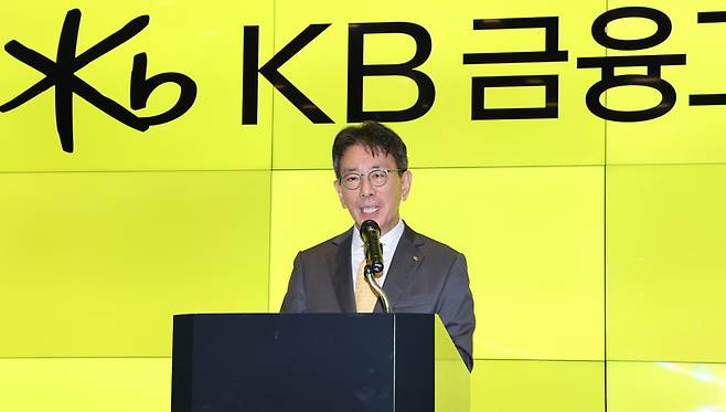 KB금융지주 차기 회장으로 내정된 이재근 부문장이 14일 서울 여의도 KB금융 신관 로비에서 소감을 밝히고 있다. [연합뉴스]