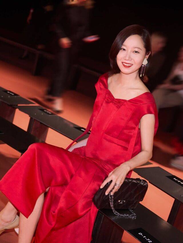 공효진이 뉴욕 패션위크를 찾아 남다른 패션 감각과 존재감을 드러냈다. / 공효진 SNS