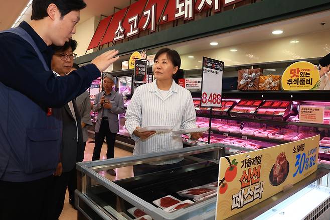 송미령 농림축산식품부 장관이 지난 12일 경기 안성시 롯데마트 안성점을 찾아 추석 성수품인 농축산물의 가격과 할인 지원 현황을 점검하고 있다. [농림축산식품부 제공]