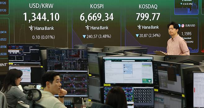 14일 서울 중구 하나은행 본점 딜링룸에서 직원들이 업무를 보고 있다. <연합뉴스>