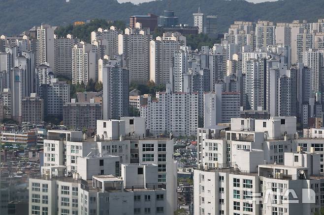 [서울=뉴시스] 김명년 기자 = 한국부동산원이 지난 10일 발표한 주간 아파트 가격 동향에 따르면, 9월 첫째 주(7일 기준) 노원·도봉·강북구 등이 포함된 서울 동북부 지역의 아파트 전셋값은 올해 들어 10.11% 올라 2015년 이후 11년 만에 두 자릿수 상승률을 기록했다. 부동산 빅데이터업체 아실에 따르면 지난해 10·15 대책 이후 서울 동북부 지역의 아파트 전세 매물은 44.6% 감소했다. 사진은 11일 서울 강북구의 한 아파트 단지 모습. 2026.09.11. kmn@newsis.com