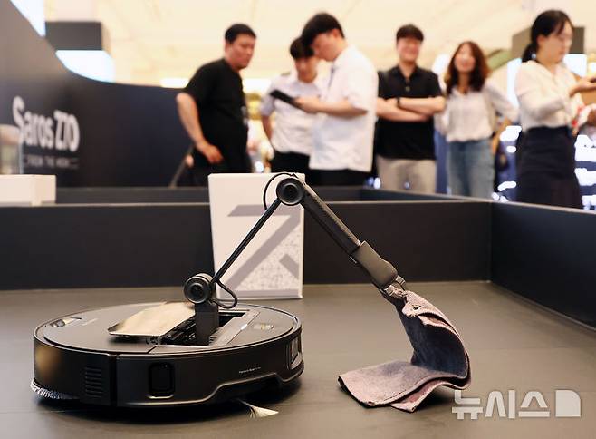 [서울=뉴시스] 박주성 기자 = 글로벌 스마트 홈 기업 로보락의 로봇청소기 'Saros Z70'(사로스 Z70). 사진은 기사 내용과 무관. 2025.06.17. park7691@newsis.com