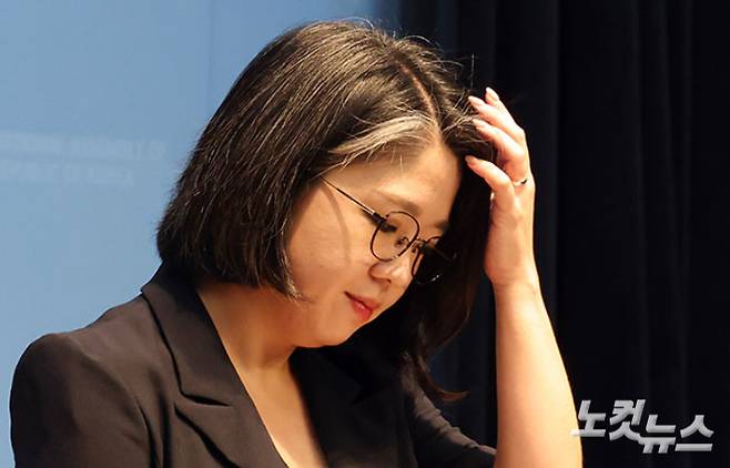 용혜인 성평등가족부 장관 후보자가 13일 서울 여의도 국회 소통관에서 사퇴 발표 기자회견을 하고 있다. 윤창원 기자
