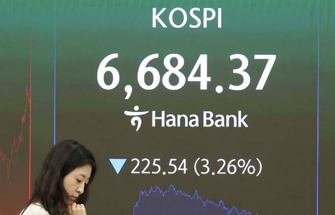 14일 서울 중구 하나은행 딜링룸 현황판에 코스피가 표시되고 있다. 연합뉴스