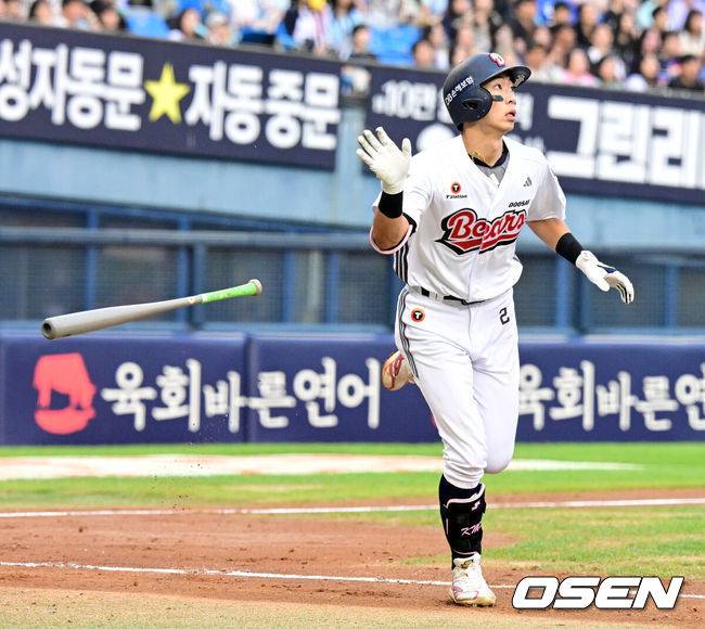 [OSEN=잠실, 지형준 기자]13일 서울 잠실야구장에서 2026 신한 SOL KBO리그 두산 베어스와 NC 다이노스의 경기가 열렸다.이날 두산은 최민석, NC는 토다가 선발로 나섰다.3회말 2사 2루에서 두산 김민석이 우월 투런포를 날리고 있다. 2026.09.13 / jpnews@osen.co.kr