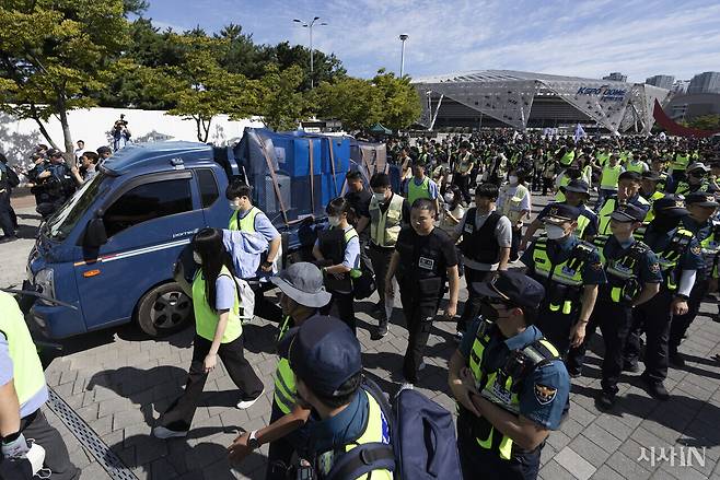 9월8일 대한체육회 산하 종목단체 관계자들이 올림픽공원 핸드볼경기장에서 반출한 물품을 트럭에 실은 뒤 경찰과 이동하는 모습. ⓒ시사IN 이명익