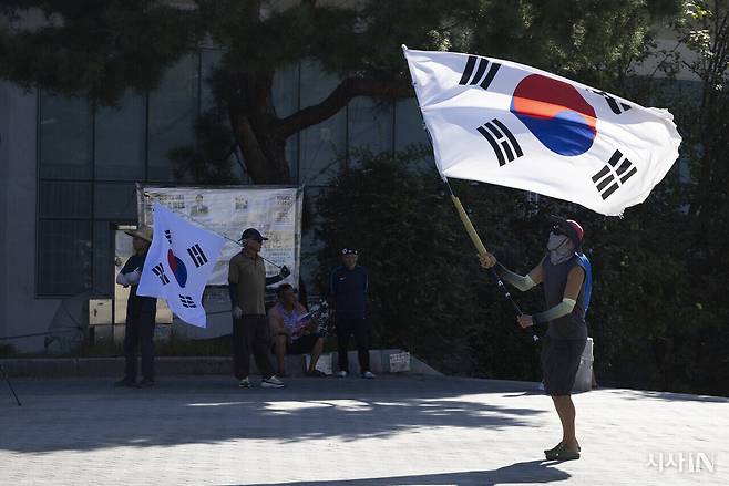 9월8일 오전 경찰의 진입이 시작되기 전 올림픽공원 핸드볼경기장 앞에서 시위자들이 “부정선거, 재선거”를 외치며 태극기를 흔들고 있다. ⓒ시사IN 이명익