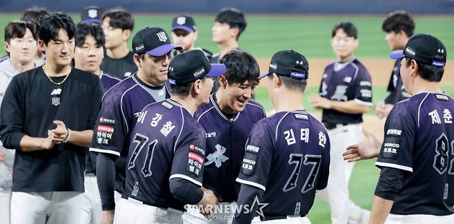 황재균이 13일 롯데전을 마친 후 열린 은퇴식에서 이강철 감독,  KT선수들과 작별을 고하고 있다. 13일 수원KT위즈파크에서 열리는 2026KBO리그 KT위즈와 롯데자이언츠 경기는 황재균의 은퇴식과 함께 했다. KT 주전3루수로 활약하다 지난해 은퇴를 선언한  황재균은  이날 은퇴 특별엔트리로 등록됐다.  2026.09.13. /사진=강영조 선임기자