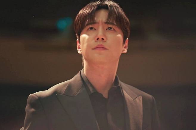 The reunion of actors Song Kang and Lee Jun-young after nine years led to the highest viewership ratings for Four Hands to date.Episode 6 of the tvN weekend drama Four Hands, which aired on the 13th, recorded an average viewership rating of 7.3% and a peak of 7.9% based on nationwide households.It ranked among the top channels nationwide and in the metropolitan area, including terrestrial broadcasters.Nationwide, it maintained the top spot in its time slot for six consecutive episodes among cable and general programming channels. Viewership ratings for men and women aged 20-49, tvNs main target audience, also recorded [a certain figure] in both the nationwide and metropolitan areas. (Nielsen Korea, based on paid platforms)Kang Bi-oh, now twenty-seven years old, has grown into a famous pianist who sells out every seat at his performances, but he is still unable to escape the mystery of Choi Jung-yos disappearance. Amidst continuing suspicions surrounding him due to the fact that he was Choi Jung-yos powerful rival, Kang Bi-oh has been secretly tracking his friends whereabouts with his overseas collaborator, Vogel (Go Chang-suk).Meanwhile, Kang Bi-oh learned that the suspect who had kidnapped Choi Jeong-yo had been released from prison. When confronted by Kang Bi-oh, the suspect admitted to kidnapping Choi Jeong-yo nine years ago and claimed that he had ultimately killed her due to her resistance. Kang Bi-oh went back to find the suspect to verify the full details of the case, but he had already been murdered following an altercation with another person.However, another problem began at that moment. Hallucinations of Choi Jeong-yo began appearing before Kang Bi-ohs eyes. Feeling that he saw Choi Jeong-yo sitting in the audience during a performance, Kang Bi-oh was unable to continue playing and eventually broke down to the point where he struggled even to sit at the piano.Finally, after being diagnosed with a need for time to properly mourn, Kang Bi-oh headed to the Czech Republic, where he had competed in an international competition with Choi Jeong-yo. And there, something unbelievable happened. At the Brno Conducting Competition, which he had stumbled upon by chance, the piece Dance Macabre, which the two had performed together as four-hands in the past, began to play. Kang Bi-oh stopped in his tracks at the sound of familiar music and gazed at the conductor on stage, falling into shock.Episode 6 concluded, leaving new questions about where Choi Jung-yo had been and what he had been doing all this time, and why he had left the piano to take up the conductors baton.Attention is focused on whether Four Hands, which broke its own highest viewership ratings alongside the reunion of Song Kang and Lee Jun-young, can continue its upward trend.