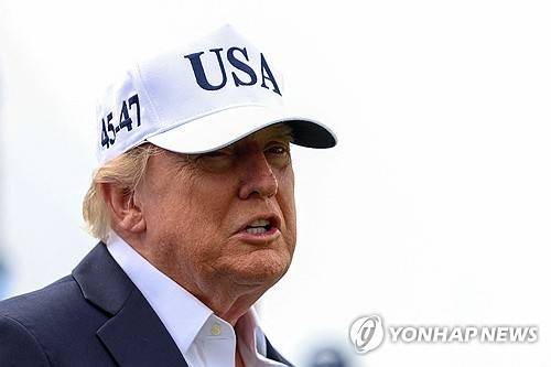 13일 아일랜드 둔베그의 골프장을 방문한 트럼프 미국 대통령 [로이터=연합뉴스. 재판매 및 DB 금지]