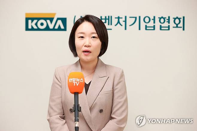 이소영 중소벤처기업부 장관 후보자 벤처기업협회 방문 (서울=연합뉴스) 이소영 중소벤처기업부 장관 후보자가 10일 서울 영등포구 벤처기업협회를 방문, 차담회를 마친 뒤 취재진의 질문에 답하고 있다. 2026.9.10 [중소벤처기업부 제공. 재판매 및 DB 금지] photo@yna.co.kr