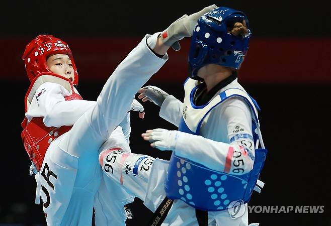 김유진, 정확한 머리 공격 (항저우=연합뉴스) 홍해인 기자 = 김유진이 26일 중국 저장성 항저우의 린안 스포츠문화전시센터에서 열린 2022 항저우 아시안게임 태권도 여자 57kg 이하급 8강 경기에서 카자흐스탄 세보스티아노바를 상대로 머리 공격을 펼치고 있다. 2023.9.26 hihong@yna.co.kr