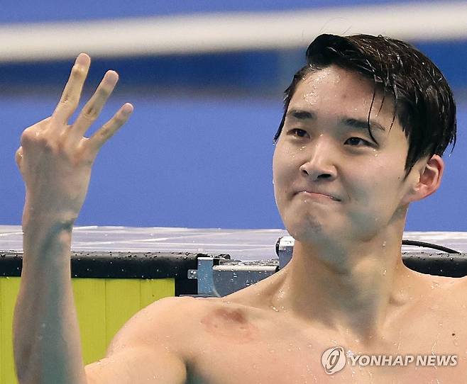 김우민 '3관왕이에요' (항저우=연합뉴스) 김인철 기자 = 29일 중국 항저우 올림픽 스포츠센터 수영장에서 열린 19회 항저우 아시안게임 수영 남자 자유형 400m 결승에서 김우민이 금메달을 확정짓고 기뻐하고 있다. 2023.9.29 yatoya@yna.co.kr