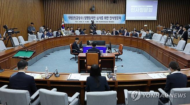 김성수 대법관 후보자 임명동의안 심사를 위한 인사청문회 (서울=연합뉴스) 이동해 기자 = 김성수 대법관 후보자가 14일 국회에서 열린 대법관(김성수) 임명 동의에 관한 인사청문특별위원회 청문회에서 위원 질의에 답하고 있다. 2026.9.14 eastsea@yna.co.kr