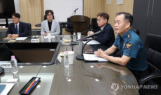 경찰수사개혁위 찾은 김종철 경찰청장 직무대행 (서울=연합뉴스) 김주형 기자 = 김종철 경찰청장 직무대행(오른쪽)이 14일 서울 서대문구 경찰청 국가수사본부에서 열린 경찰 수사개혁위 제8차 회의에 참석해 위원들과 대화하고 있다. 오른쪽 두번째는  '국민의 신뢰 제고를 위한 경찰 수사 개혁위원회' 김남준 위원장. 2026.9.14 kjhpress@yna.co.kr