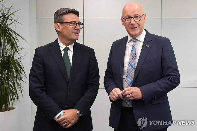 버넘 총리와 스위니 스코틀랜드 수반 [AP=연합뉴스 자료사진. 재판매 및 DB 금지]