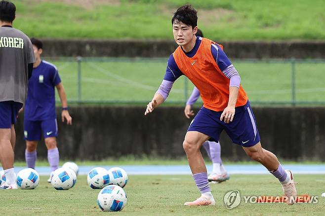 볼 쫓는 이기혁 (나고야=연합뉴스) 윤동진 기자 = 13일 나고야 도요타스포츠센터에서 열린 남자 축구 국가대표팀 훈련에서 이기혁이 볼을 쫓고 있다. 2026.9.13 mon@yna.co.kr