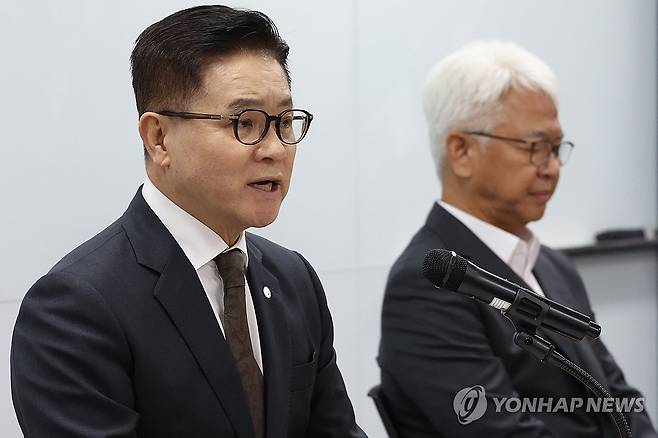사과문 발표하는 이기정 협회장 (서울=연합뉴스) 강민지 기자 = 이기정 한국대학교육협의회 회장이 14일 서울 금천구 한국대학교육협의회에서 열린 기자회견에서 사과문을 발표하고 있다. 앞서 11일 수시 원서접수 마감을 불과 10분 앞둔 오후 5시50분께 유웨이어플라이의 접수 시스템에 접속 오류가 발생했다. 오른쪽은 성윤석 유웨이 대표이사. 2026.9.14 mjkang@yna.co.kr