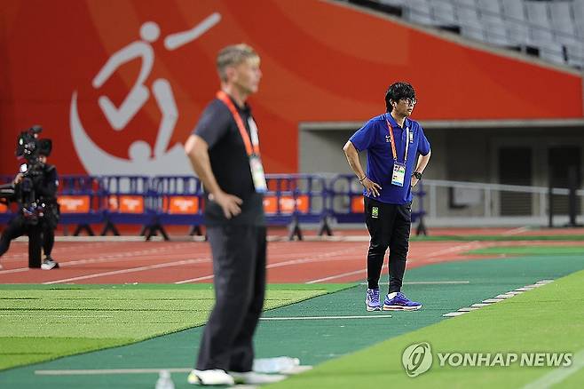 경기 지켜보는 신상우 감독 (오사카=연합뉴스) 서대연 기자 = 14일 일본 오사카 얀마 스타디움 나가이에서 열린 2026 아이치·나고야 아시안게임 여자 축구 조별리그 1차전 대한민국과 미얀마의 경기.
    한국 신상우 감독이 경기를 지켜보고 있다. 2026.9.14 dwise@yna.co.kr