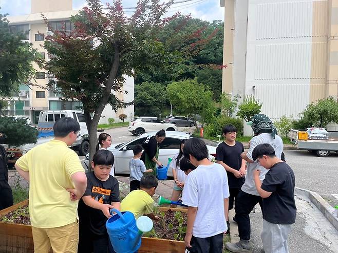 ◇춘천여성협동조합과 강원도시농업사회적협동조합은 올해 하반기 아파트 공동체 주거모델 시범사업을 통해 주민 주도형 도시재생 공동체 조성에 나서고 있다.