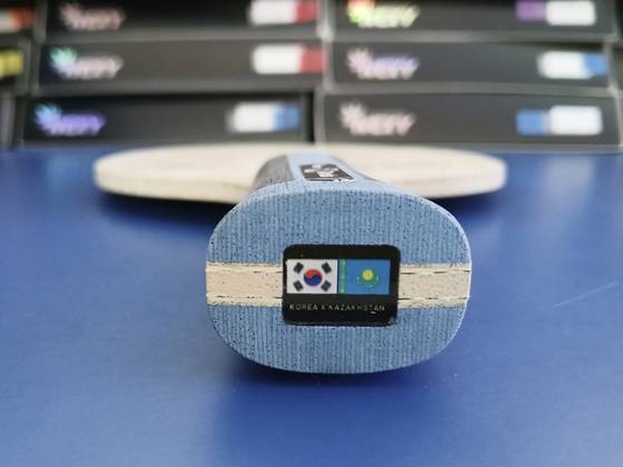 카심조마르트 토카예프 카자흐스탄 대통령에게 선물한 탁구채〈사진=청와대〉