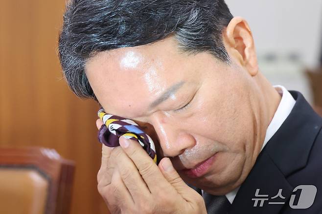 김승원 법무부 장관 후보자가 15일 서울 여의도 국회 법제사법위원회에서 열린 인사청문회에서 발언 후 손수건으로 눈가를 닦고 있다. 2026.9.15 ⓒ 뉴스1 신웅수 기자
