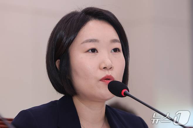 이소영 중소벤처기업부 장관 후보자가 15일 오전 서울 여의도 국회 산업통상자원중소벤처기업위원회에서 열린 인사청문회에서 의원 질의에 답하고 있다. 2026.9.15 ⓒ 뉴스1 황기선 기자