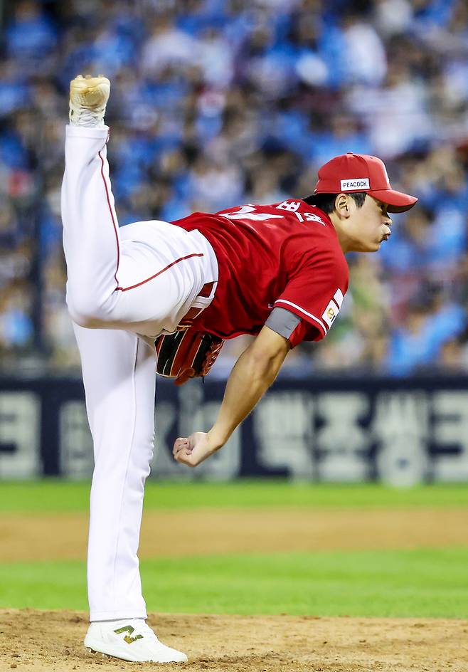SSG 조병현이 9일 서울 잠실구장에서 열린 2026 KBO리그 두산전에서 힘차게 공을 던지고 있다. 사진 | SSG 랜더스