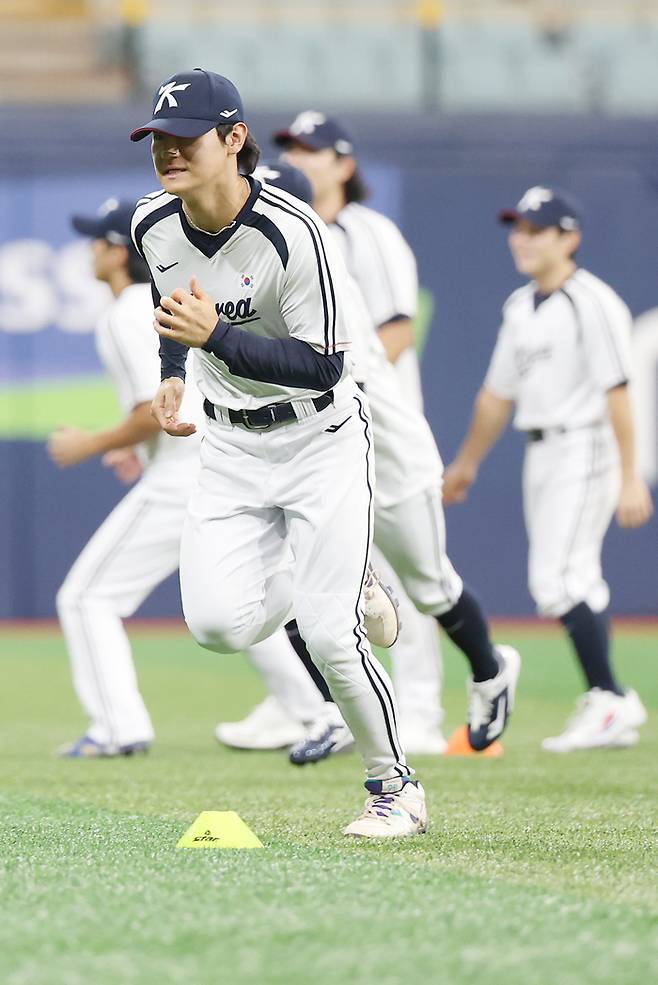 2026 아시안게임에 출전하는 한국 야구 대표팀 김도영이 15일 고척스카이돔에서 열린 공식 훈련에서 몸을 풀고 있다. 사진 | 고척=연합뉴스