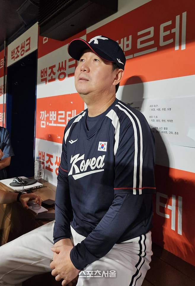 대표팀 류지현 감독이 15일 서울 고척스카이돔에서 열린 2026 아이치·나고야 아시안게임 대비 훈련을 마치고 취재진 인터뷰에 임하고 있다. 고척 | 강윤식 기자 skywalker@sportsseoul.com